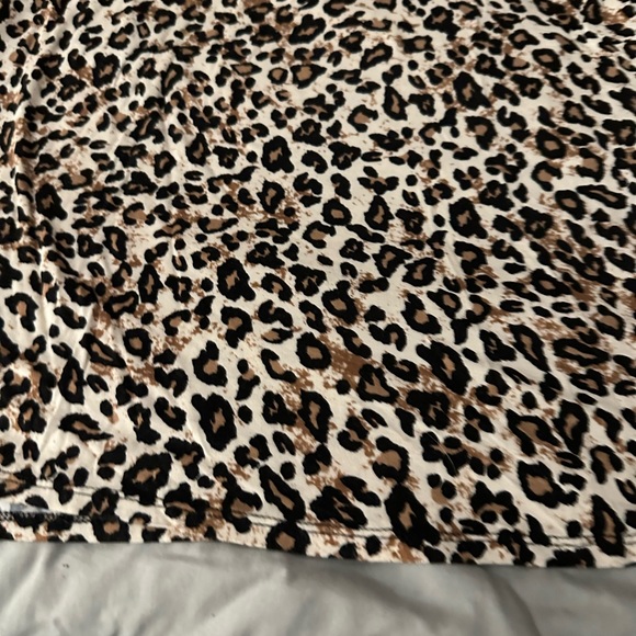 Size XXL leopard print stretchy long sleeve t-shirt. Slinky material - Picture 3 of 4